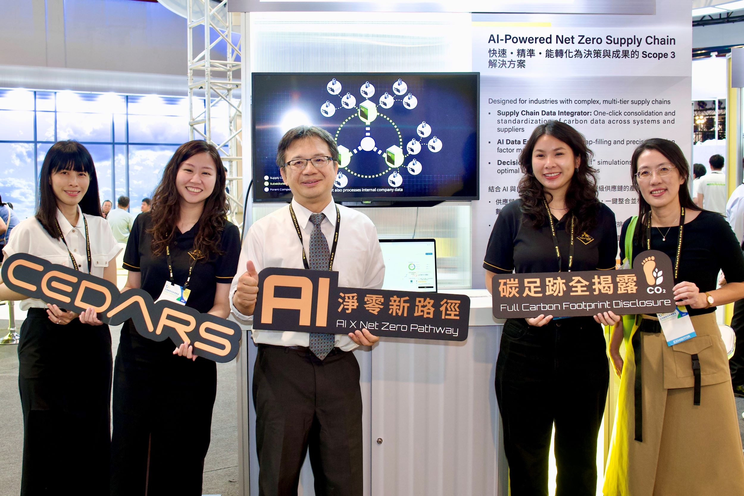 圖二、國發會副主委詹方冠(中)於希達數位展區合影